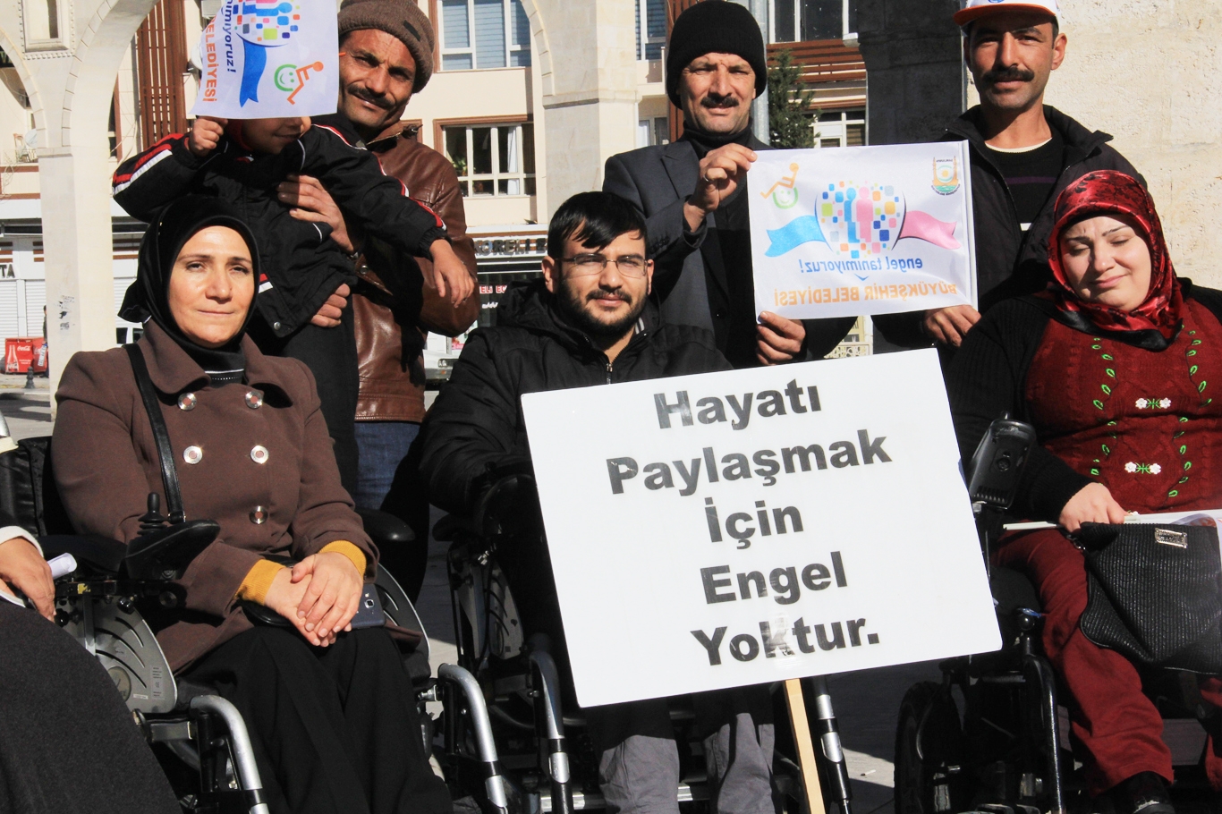 Dünya Engelliler Gününde engellere takıldılar Dünya Engelliler Gününde engellere takıldılar